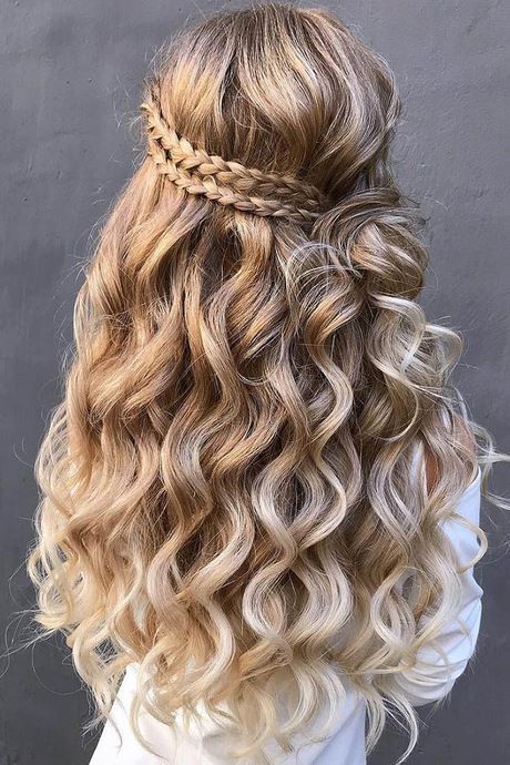 cute-prom-hairstyles-for-long-hair-2022-75_5 Aranyos báli frizurák hosszú hajra 2022