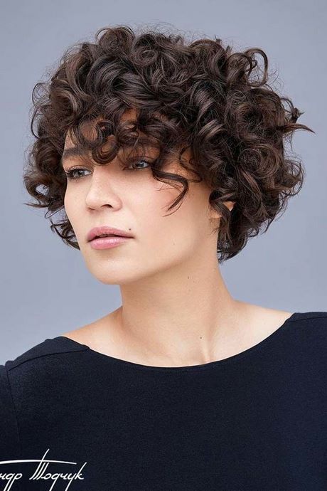 new-hairstyles-for-curly-hair-2022-50_14 Új frizurák göndör hajra 2022