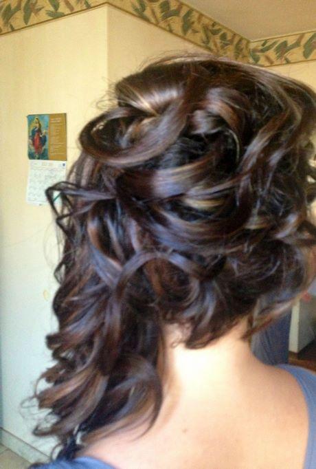 curly-hairstyles-half-up-half-down-to-the-side-19_14 Göndör frizurák félig felfelé oldalra