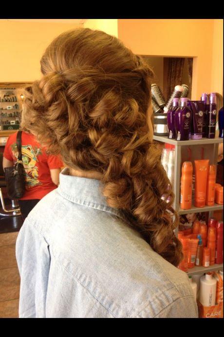 curly-hairstyles-half-up-half-down-to-the-side-19_7 Göndör frizurák félig felfelé oldalra