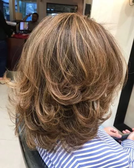 medium-layered-hair-style-70-1-1 Közepes rétegű frizura
