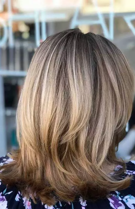 medium-layered-hair-style-70_14-6-6 Közepes rétegű frizura