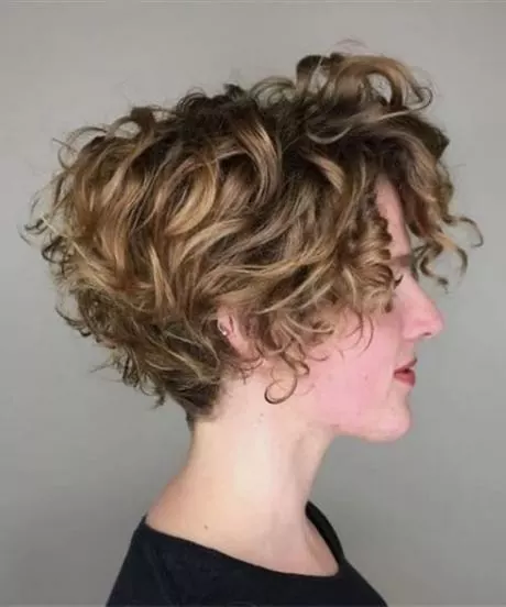 short-layered-hairstyles-for-curly-hair-89_8-17-17 Rövid réteges frizurák göndör hajra