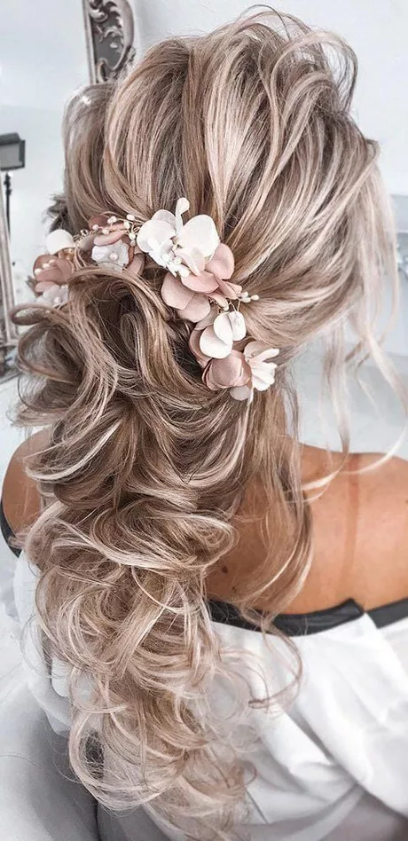 wedding-hairstyles-with-flowers-for-long-hair-47_10-4 Esküvői frizurák virágokkal hosszú hajra