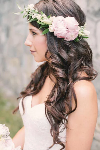 wedding-hairstyles-with-flowers-for-long-hair-47_8-16 Esküvői frizurák virágokkal hosszú hajra