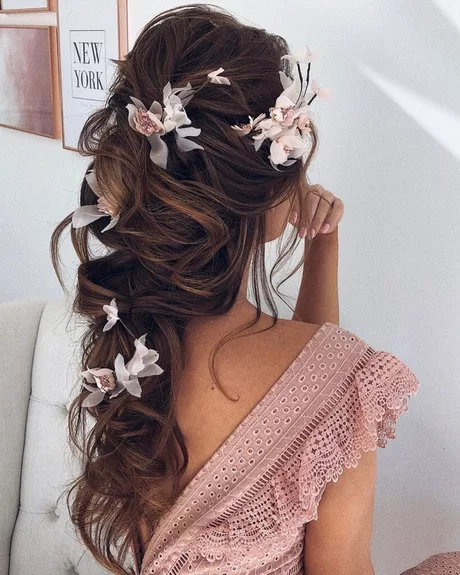 wedding-hairstyles-with-flowers-for-long-hair-47_9-17 Esküvői frizurák virágokkal hosszú hajra