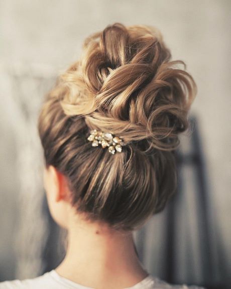 bridesmaid-bun-hairstyles-65_18 Koszorúslány zsemle frizurák