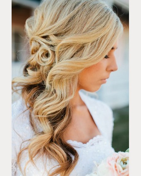 bridesmaid-side-hairstyles-72_4 Koszorúslány oldalsó frizurák