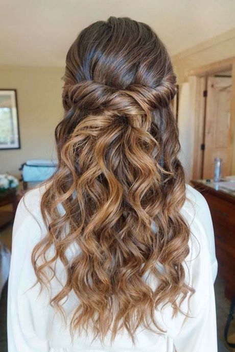 cute-bridesmaid-hairstyles-60_15 Aranyos koszorúslány frizurák
