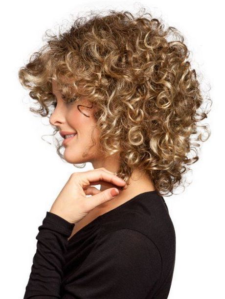 cute-short-haircuts-for-naturally-curly-hair-42_10 Aranyos rövid hajvágás a természetesen göndör hajra