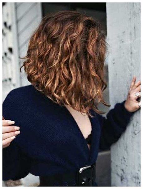 short-brown-curly-hairstyles-61_16 Rövid barna göndör frizurák
