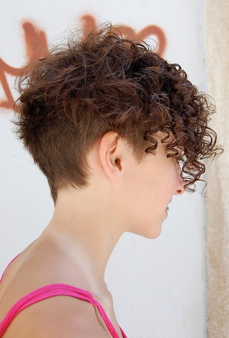short-brown-curly-hairstyles-61_19 Rövid barna göndör frizurák