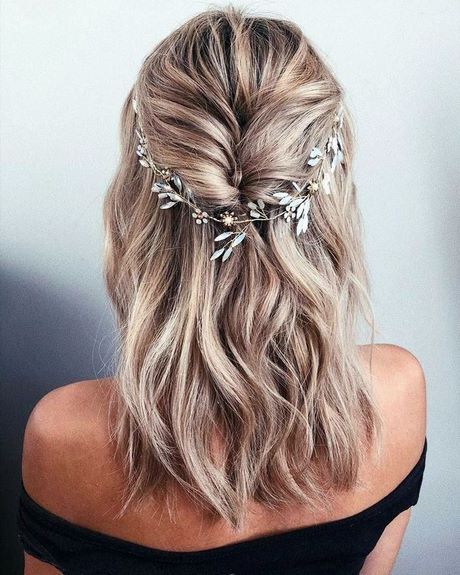 simple-bridesmaid-hairstyles-for-long-hair-22_2 Egyszerű koszorúslány frizurák hosszú hajra