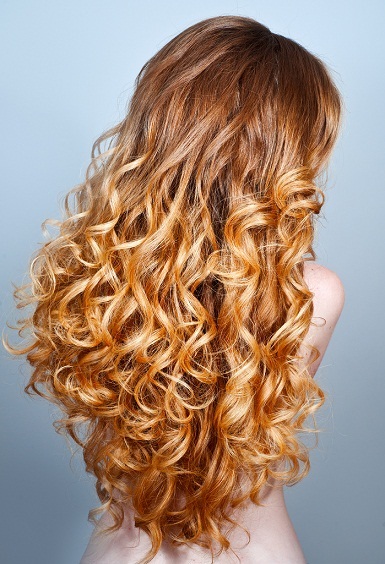 curly-hairstyles-for-prom-for-medium-length-hair-61_15 Göndör frizurák a közepes hosszúságú hajhoz