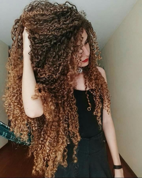 different-hairstyles-for-long-curly-hair-77_8 Különböző frizurák hosszú göndör hajra