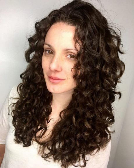hairstyle-for-curly-hair-female-12_10 Frizura göndör haj női