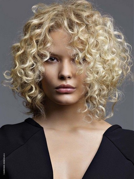 hairstyle-for-curly-hair-female-12_2 Frizura göndör haj női