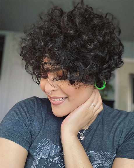 ladies-short-curly-hairstyles-82_18 Női rövid göndör frizurák