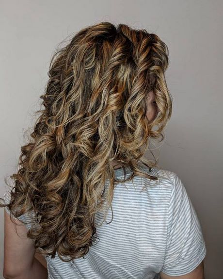long-curly-hair-ideas-61_19 Hosszú göndör haj ötletek