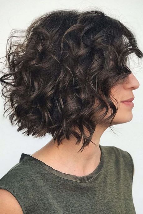 short-haircuts-for-women-with-thick-curly-hair-45_18 Rövid hajvágás vastag göndör hajú nők számára