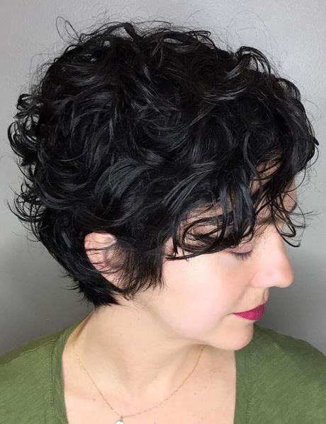 short-hairstyles-for-ladies-with-curly-hair-35_19 Rövid frizurák göndör hajú hölgyeknek