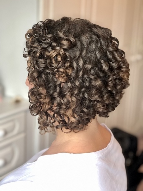 simple-hairstyles-for-naturally-curly-hair-38_15 Egyszerű frizurák természetesen göndör hajra