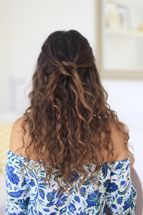 simple-hairstyles-for-naturally-curly-hair-38_9 Egyszerű frizurák természetesen göndör hajra
