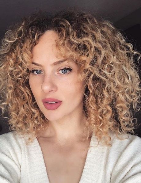 styles-for-curly-hair-female-70_13 Stílusok göndör haj női