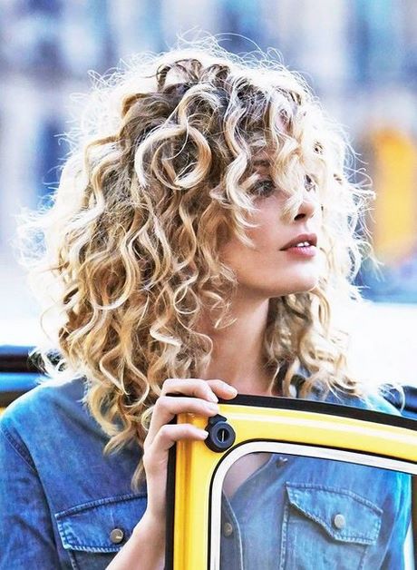 styles-for-curly-hair-female-70_4 Stílusok göndör haj női
