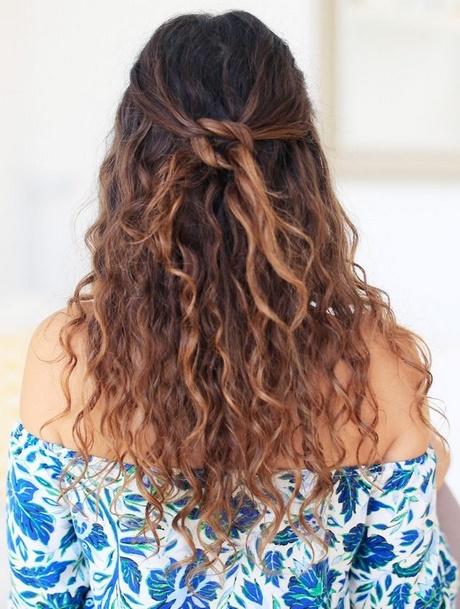 easy-updos-long-curly-hair-33_16 Könnyű updos hosszú göndör haj