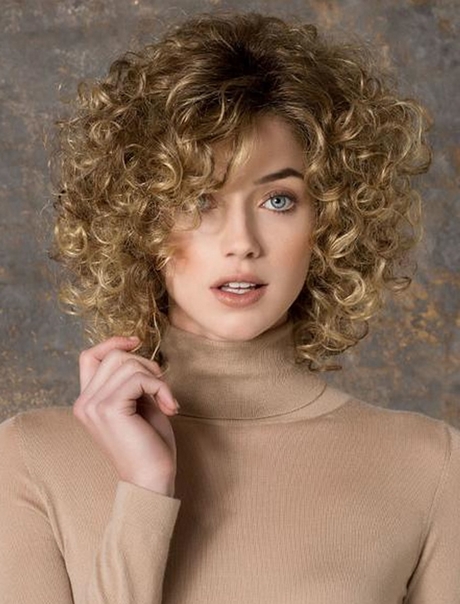 cute-short-curly-hairstyles-2023-30_9 Aranyos rövid göndör frizurák 2023