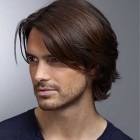 Férfi közepes hosszúságú hajvágás
