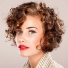 Rövid göndör frizurák természetes göndör nők számára