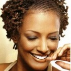 Rövid hajvágás a természetes hajú fekete nők számára