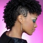 Fonott mohawk frizurák fekete lányok számára