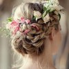 Menyasszonyi haj virágokkal