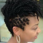 Természetes frizurák rövid hajú fekete nők számára