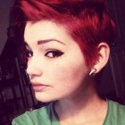 Piros pixie frizurák