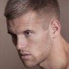 Rövid stílusú hajvágás a férfiak számára