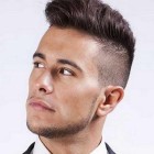 Különböző frizurák a rövid hajú férfiak számára