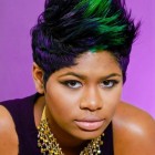 Rövid színes frizurák fekete nők számára