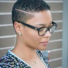 Rövid frizurák fekete afrikai nők számára
