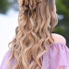 Frizurák hosszú haj prom 2022