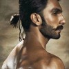 Bollywood színész hosszú haj stílus
