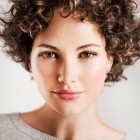 Hajvágás rövid göndör haj női