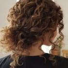 Frizurák rövid göndör haj